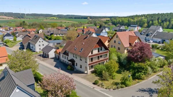 Immobilie in Creußen - Raumwunder! Großzügiges Zweifamilienhaus mit Doppelgarage, Werkstatt und Garten in ruhiger Lage - Bild 3