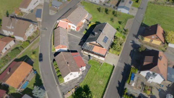 Immobilie in Karbach - Befristetes Angebot! Ländliches Idyll: Zwei Häuser, zwei Nebengebäude + Baugrundstück - Bild 0
