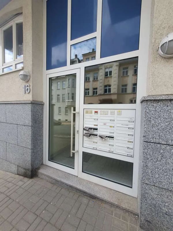 Immobilie in Auerbach/Vogtland - Solide Kapitalanlage oder Eigenbedarf: Gepflegte 3-Zimmer-Wohnung mit TG-Stellplatz & treue Mieterin - Bild 0