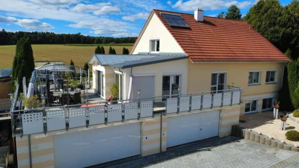 Immobilie in Rainau - Einfamilienhaus in unverbaubarer Randlage auch als Mehrgenerationenhaus nutzbar. 3 Wohneinheiten - Bild 0