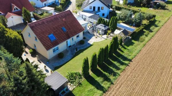 Immobilie in Rainau - Einfamilienhaus in unverbaubarer Randlage auch als Mehrgenerationenhaus nutzbar. 3 Wohneinheiten - Bild 1