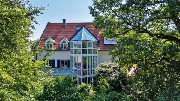 Immobilie in Utting am Ammersee - KRAFTORT AM AMMERSEE - Bezaubernde Familien-Villa mit vielen Möglichkeiten in malerischer Umgebung - Bild 0