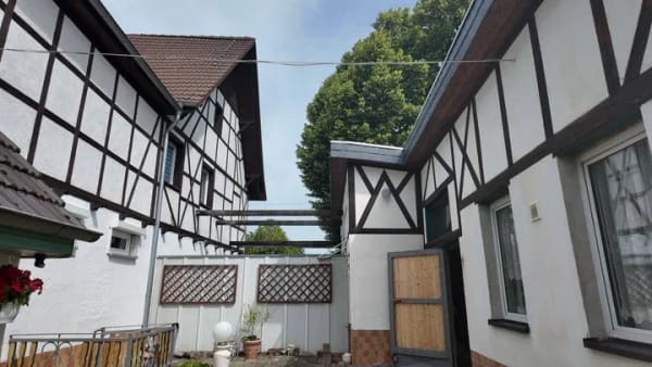 Immobilie in Walschleben - GROßZÜGIGES WOHNENSEMBLE MIT 3 WOHNEINHEITEN, INNENHOF, NEBENGEBÄUDEN UND GROßEM GRUNDSTÜCK - Bild 1