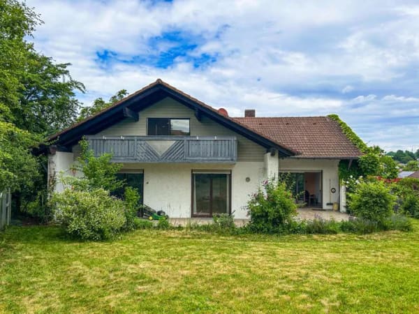 Immobilie in Aiglsbach - Bezugsfreies Zweifamilienhaus mit zwei Wohneinheiten und großem Garten in Aiglsbach - Bild 0