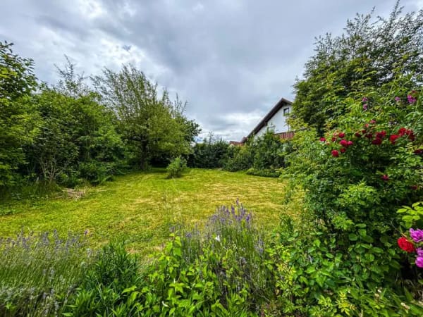 Immobilie in Aiglsbach - Bezugsfreies Zweifamilienhaus mit zwei Wohneinheiten und großem Garten in Aiglsbach - Bild 1