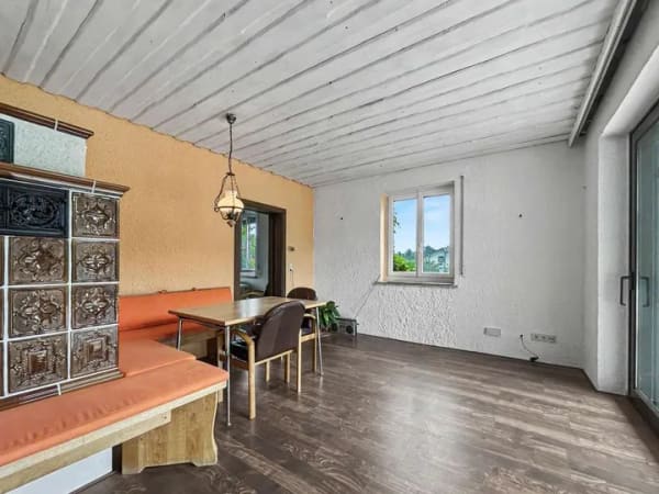 Immobilie in Aiglsbach - Bezugsfreies Zweifamilienhaus mit zwei Wohneinheiten und großem Garten in Aiglsbach - Bild 2