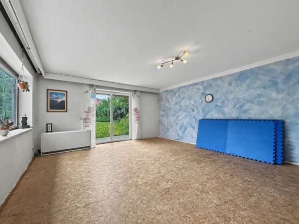 Immobilie in Aiglsbach - Bezugsfreies Zweifamilienhaus mit zwei Wohneinheiten und großem Garten in Aiglsbach - Bild 3