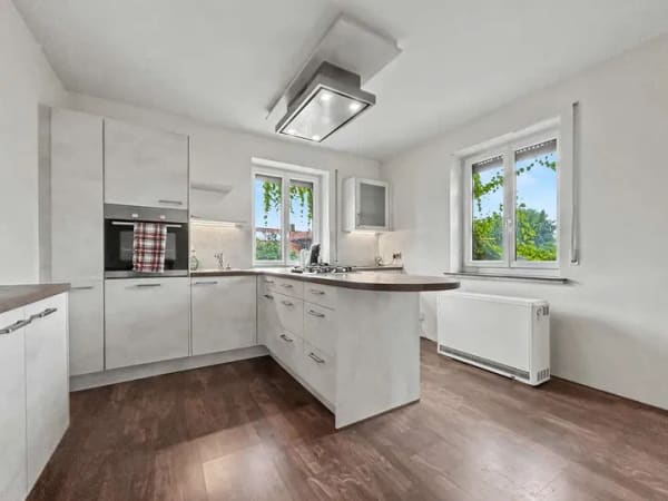 Immobilie in Aiglsbach - Bezugsfreies Zweifamilienhaus mit zwei Wohneinheiten und großem Garten in Aiglsbach - Bild 4