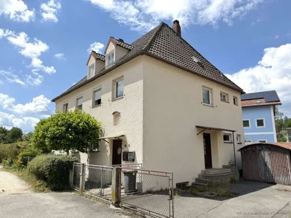 Immobilie in Trostberg - Teilrenovierungsbedürftiges Zweifamilienhaus in zentrumsnaher Lage von Trostberg - Ausbaupotential! - Bild 0