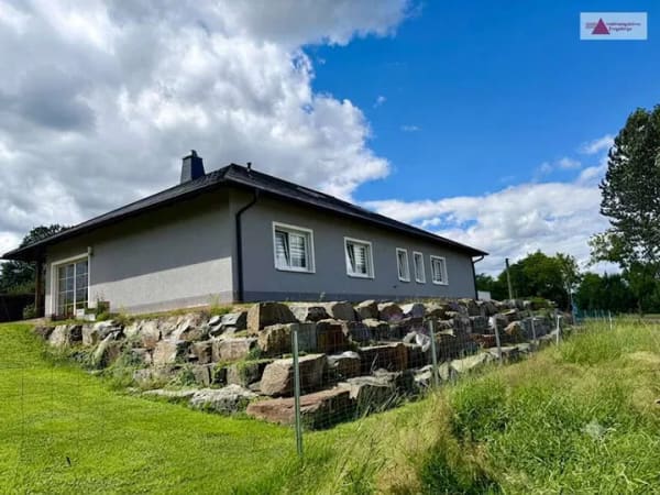 Immobilie in Elterlein - Einfamilienhaus im Bungalow-Stil: 230 m² Wohnfläche, Kamin, Büro & Garage in Elterlein (Erzgebirge) - Bild 0