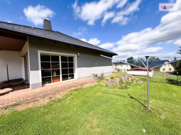 Immobilie in Elterlein - Einfamilienhaus im Bungalow-Stil: 230 m² Wohnfläche, Kamin, Büro & Garage in Elterlein (Erzgebirge) - Bild 2