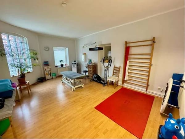 Immobilie in Brokstedt - Wohn-und Geschäftshaus mit 7 Garagen und Halle - Interessantes Anlageobjekt - Bild 2