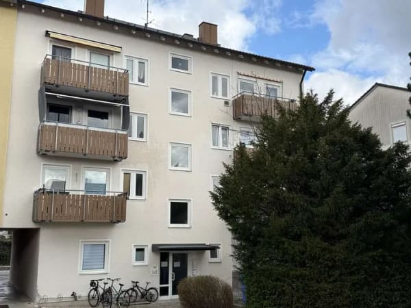 Immobilie in Burghausen - Gelegenheit-Mehrfamilienhaus mit 7 Wohn-, 2 Gewerbeeinheiten und 14 Garagen - Bild 0