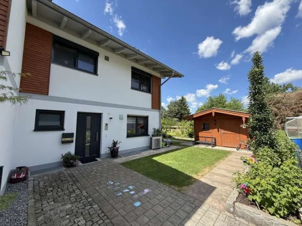 Immobilie in Eggstätt - Ankommen, aufatmen, Zuhause sein – stilvolles Reihenendhaus in sonniger Bestlage - Bild 0