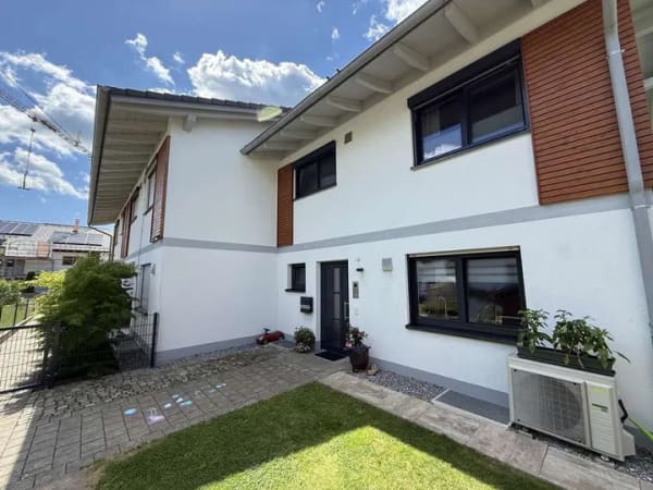 Immobilie in Eggstätt - Ankommen, aufatmen, Zuhause sein – stilvolles Reihenendhaus in sonniger Bestlage - Bild 1