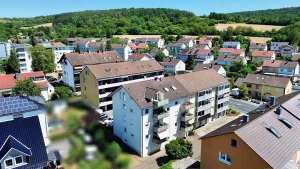 Immobilie in Marktheidenfeld - Wohnen mit Weitblick – gepflegte Dachgeschosswohnung mit Balkon, Stellplatz & nur 158 € Hausgeld“ - Bild 0