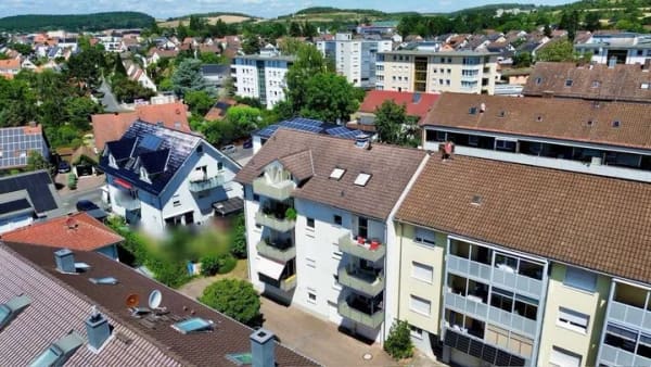 Immobilie in Marktheidenfeld - Wohnen mit Weitblick – gepflegte Dachgeschosswohnung mit Balkon, Stellplatz & nur 158 € Hausgeld“ - Bild 1
