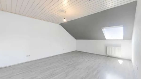 Immobilie in Marktheidenfeld - Wohnen mit Weitblick – gepflegte Dachgeschosswohnung mit Balkon, Stellplatz & nur 158 € Hausgeld“ - Bild 2
