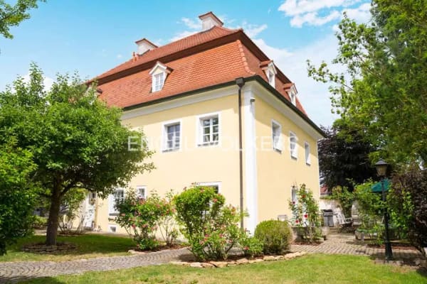 Immobilie in Köfering - Leben im Denkmal: Einzigartiger, historischer Pfarrhof mit Traumgarten und Stadel - Bild 0