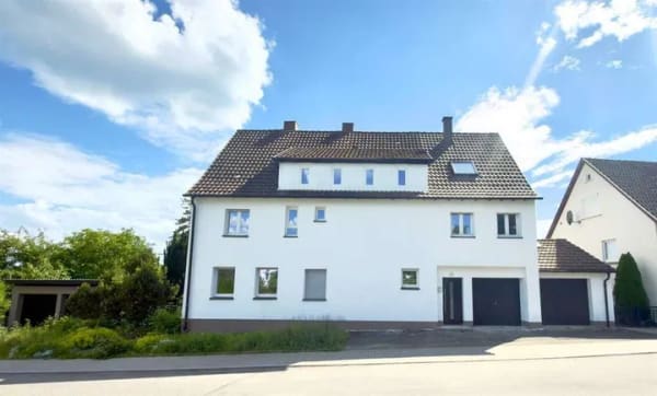 Immobilie in Bitz - Modernisiertes Mehrfamilienhaus mit 3 Wohneinheiten, 4 Garagen und attraktiver Renditechance - Bild 0
