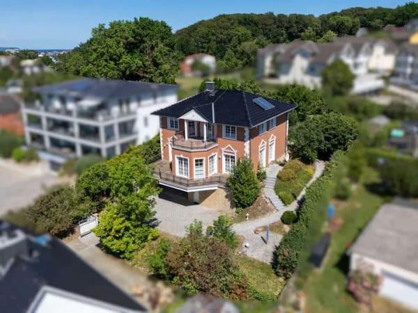 Immobilie in Binz - Klassisch-luxuriöse Villa mit traumhaftem Seeblick, Kamin und Weinkeller - Bild 0