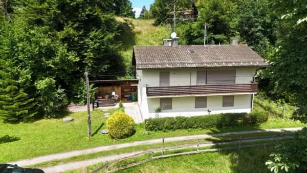 Immobilie in Stephanskirchen - Einfamilienhaus mit Entwicklungspotential - Idyllisch wohnen, individuell gestalten - Bild 0