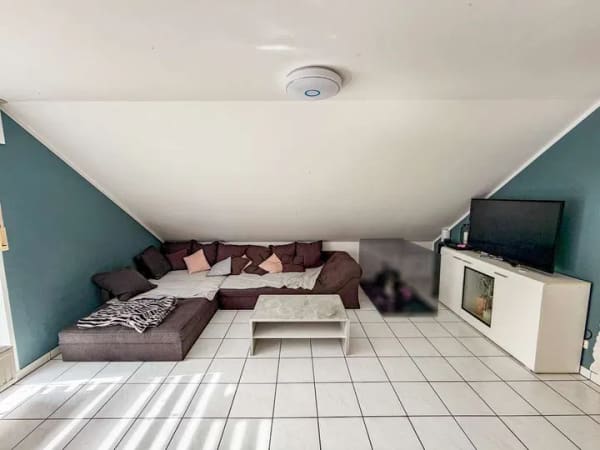 Immobilie in Übach-Palenberg - 3-Zimmer-Wohnung im Dachgeschoss mit Balkon, Blick ins Grüne und Außenstellplatz zentral in Boscheln - Bild 1