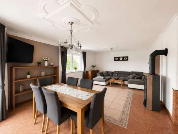 Immobilie in Nieheim - Großzügiges Zweifamilienhaus mit Ferienwohnung, viel Platz und starkem Entwicklungspotenzial - Bild 2