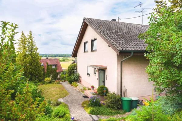 Immobilie in Massenbachhausen - Großzügiges Ein- bis Zweifamilienhaus in ruhiger Feldrandlage mit attraktiver Ausbaureserve - Bild 0