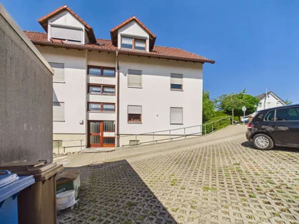 Immobilie in Zimmern ob Rottweil - 4-Zimmer-Dachgeschosswohnung mit Stellplatz und Gestaltungsspielraum - Bild 1