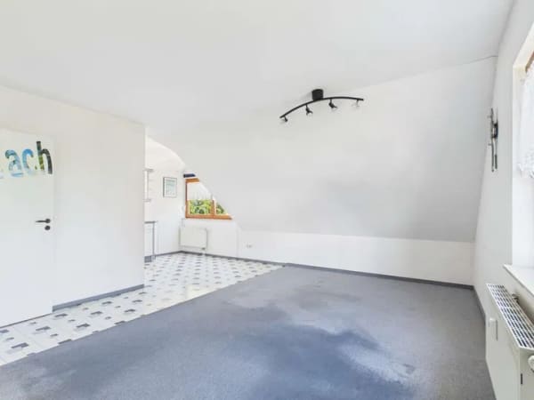 Immobilie in Zimmern ob Rottweil - 4-Zimmer-Dachgeschosswohnung mit Stellplatz und Gestaltungsspielraum - Bild 2