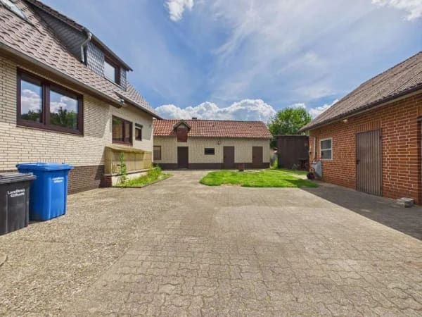 Immobilie in Sassenburg - Anwesen in Stüde | Bernsteinsee fußläufig | 2.047 m² Grundstück | Drei Garagen | Nebengebäude - Bild 1