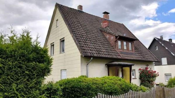 Immobilie in Bodenwerder - Gemütliches Einfamilienhaus mit Kamin, sonniger Terrasse und großem Garten in Bodenwerder - Bild 0
