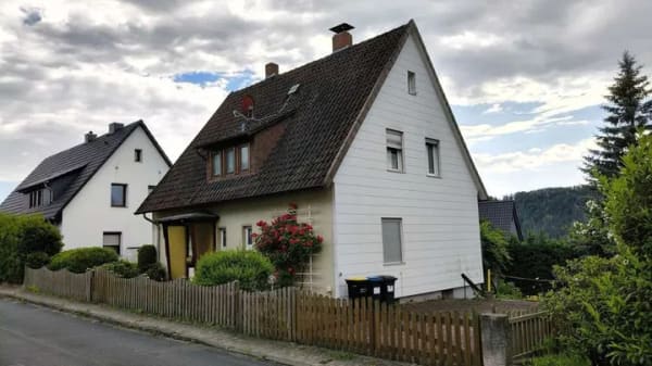 Immobilie in Bodenwerder - Gemütliches Einfamilienhaus mit Kamin, sonniger Terrasse und großem Garten in Bodenwerder - Bild 2