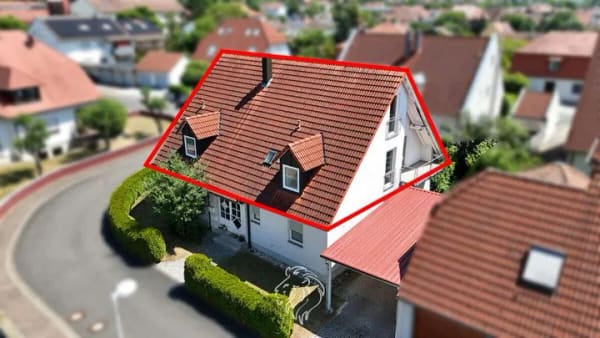 Immobilie in Wiesentheid - Großzügige Obergeschosswohnung mit Balkon, Gartenanteil & Ausbaureserve im Dachgeschoss - Bild 0