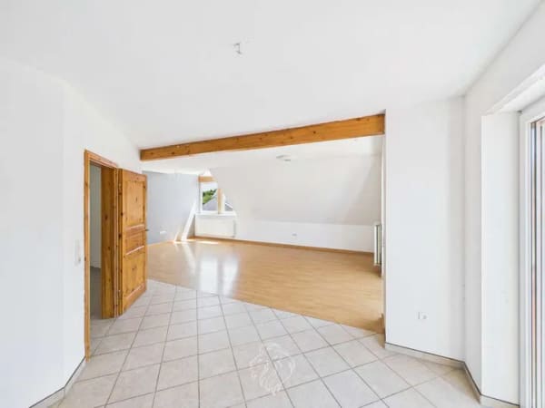 Immobilie in Wiesentheid - Großzügige Obergeschosswohnung mit Balkon, Gartenanteil & Ausbaureserve im Dachgeschoss - Bild 1