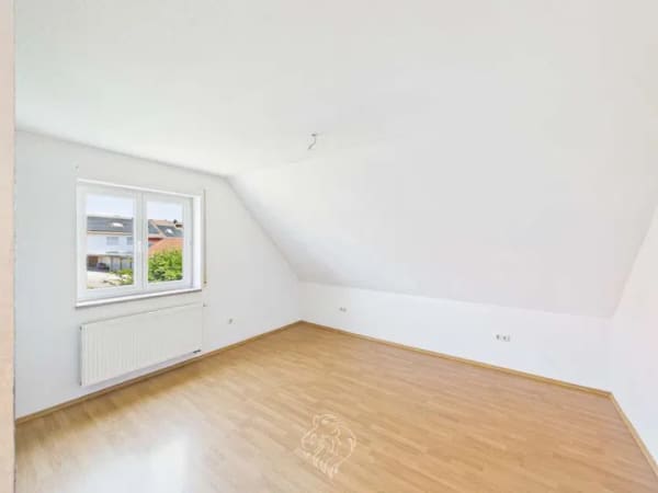 Immobilie in Wiesentheid - Großzügige Obergeschosswohnung mit Balkon, Gartenanteil & Ausbaureserve im Dachgeschoss - Bild 4
