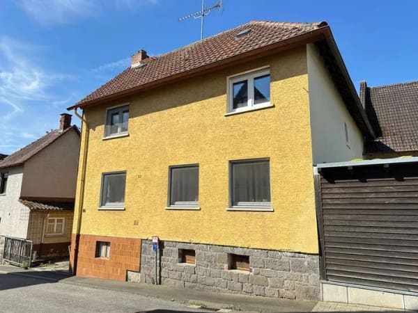 Immobilie in Reiskirchen - Platz, Platz, Platz! Einfamilienhaus mit div. Nebengebäuden, Scheune und Kfz-Hebebühne! - Bild 1
