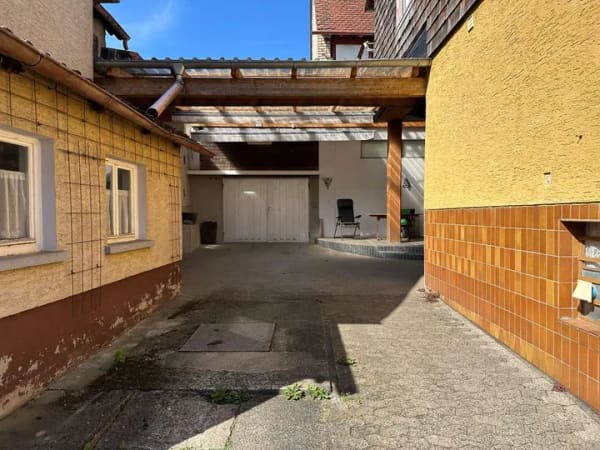 Immobilie in Reiskirchen - Platz, Platz, Platz! Einfamilienhaus mit div. Nebengebäuden, Scheune und Kfz-Hebebühne! - Bild 3