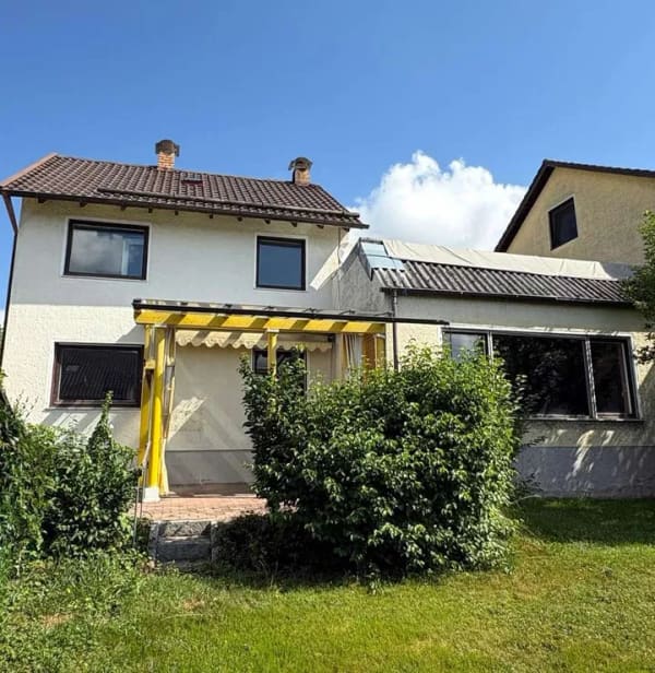 Immobilie in Vilsbiburg - Viel Potenzial in bester Wohnlage – Wohnhaus mit großem Wohnzimmer, Südterrasse und gr.Grundstück - Bild 0
