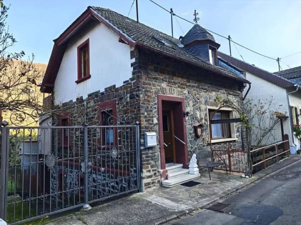 Immobilie in Trechtingshausen - Trechtingshausen - Charmantes Einfamilienhaus mit markanter Bruchsteinfassade in Rheinstrand-Lage - Bild 0