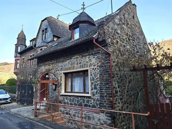 Immobilie in Trechtingshausen - Trechtingshausen - Charmantes Einfamilienhaus mit markanter Bruchsteinfassade in Rheinstrand-Lage - Bild 1