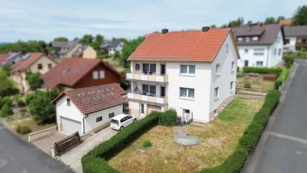 Immobilie in Mellrichstadt - Mellrichstadt-Frickenhausen: Gepflegtes 1-2-Familienhaus mit Garten und Ausbaupotenzial - Bild 0
