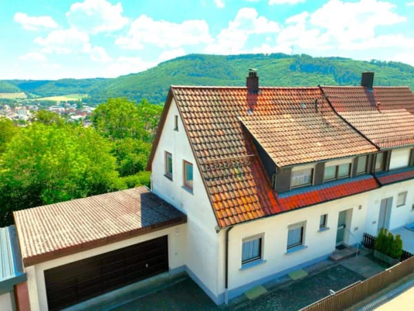 Immobilie in Oberkochen - DiePanoramastraße wird Ihrem Namen gerecht. Dieses vielseitige Objekt in ruhiger, familienfreundlicher Lage vereint großzügiges Wohnen für die Familie - Bild 1