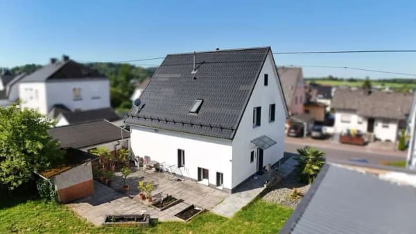 Immobilie in Selters (Westerwald) - Viel Haus für Ihre Ideen mit bereits umfangreichen Modernisierungen - Bild 1