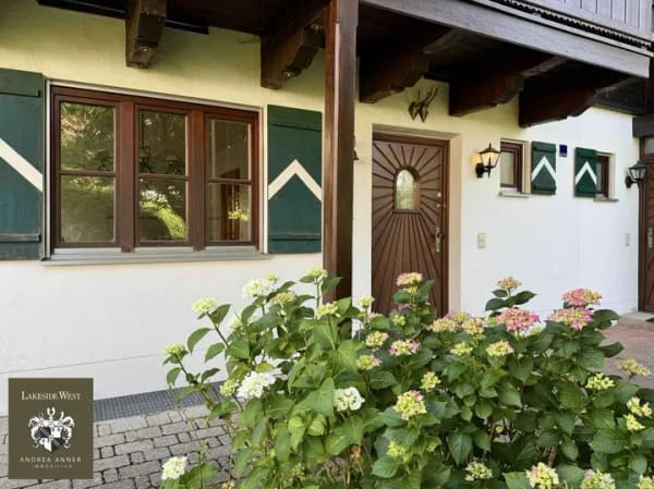 Immobilie in Gstadt am Chiemsee - Dem CHIEMSEE so nah - hier werden stilvolles Wohnen und tägliches Schwimmen eins - Bild 2