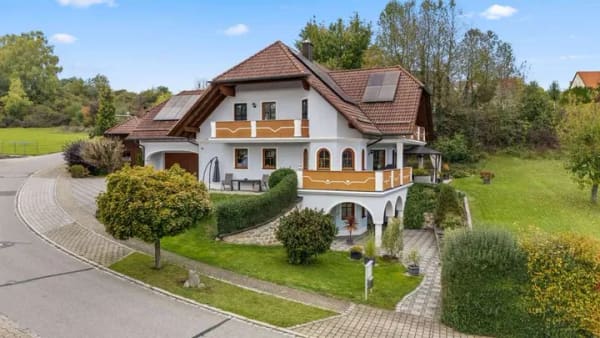 Immobilie in Alfeld - Herrschaftlich & Energieeffizient! Großzügiges Einfamilienhaus in idyllischer Alleinlage mit ELW - Bild 1