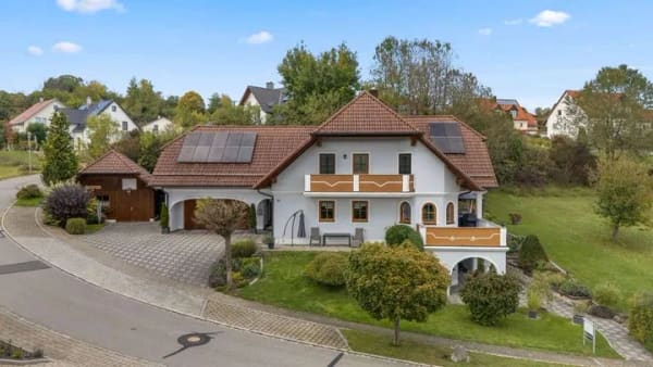 Immobilie in Alfeld - Herrschaftlich & Energieeffizient! Großzügiges Einfamilienhaus in idyllischer Alleinlage mit ELW - Bild 2