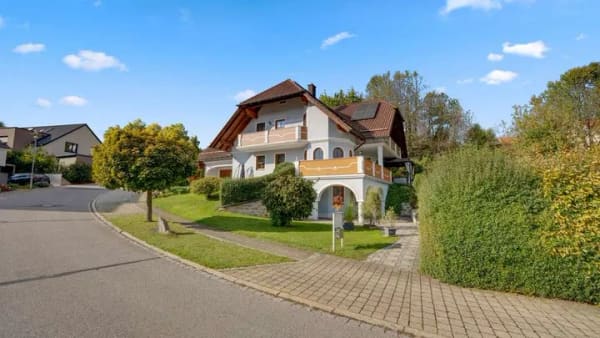 Immobilie in Alfeld - Herrschaftlich & Energieeffizient! Großzügiges Einfamilienhaus in idyllischer Alleinlage mit ELW - Bild 3