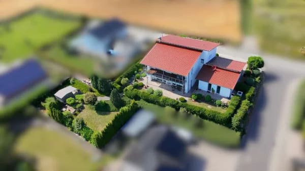 Immobilie in Friedewald - Gepflegtes Einfamilienhaus mit unverbaubarem Rhönblick - Bild 1